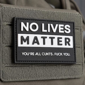 Patch com humor negro e mensagem moral, com a frase "Nenhuma vida importa" e fecho de velcro.