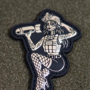 Tactische patch voor moreel van pvc | Pin-upgirl 'Droppin' Bombs' | Klittenbandpatch | Militaire neuskunst