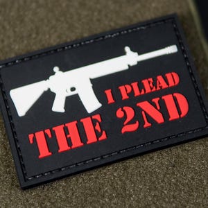 Könnte beinhalten: Set aus drei Keramikbechern mit gesprenkelter, matter Oberfläche. Die Becher sind in Creme-, Hellgrau- und Dunkelgrautönen gehalten. Jede Tasse hat ein schlichtes, minimalistisches Design.