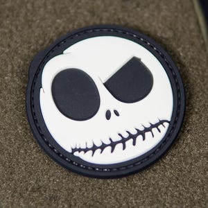 Tactische moraalpatch van pvc met glow in the dark schedel – achterkant met haakjes