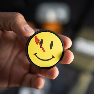 Smile PVC Moral Aufnäher - Rote Nadel | Taktisches Ausrüstung Patch | Klettverschluss