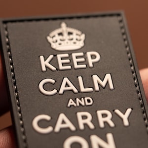 Naszywka PVC | Naszywka motywacyjna Keep Calm and Carry On – taktyczny podkład pod rzep