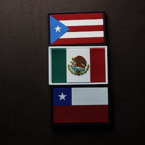 Op de afbeelding: Drie geborduurde patches met de vlaggen van Puerto Rico, Mexico en Chili. De patches zijn rechthoekig en hebben zwarte randen. De Puerto Ricaanse vlag is blauw, wit en rood. De Mexicaanse vlag is groen, wit en rood met een wapenschild in het midden. De Chileense vlag is blauw, wit en rood.