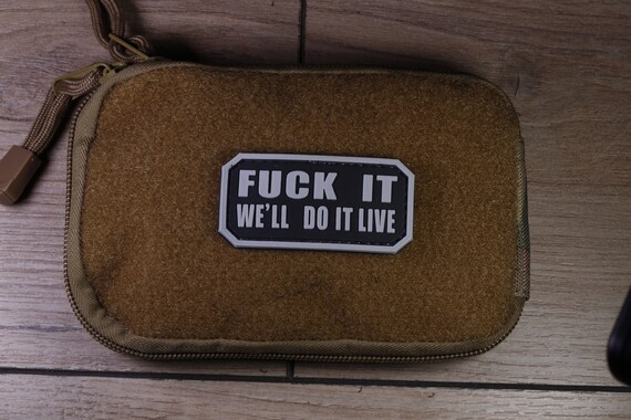 Patch PVC Humoristique Airsoft – ‘Fuck It We’ll Do It Live’ – 62x32 Mm, Accroche Velcro
