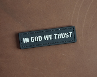 Parche de PVC para moral / En Dios confiamos / Parche accesorio para equipo táctico / Cierre de velcro