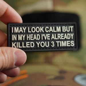 Może przedstawiać: Czarno-biała naszywka morale z tekstem "I may look calm but in my head I've already killed you 3 times".