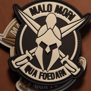 Parche de PVC/ Malo Mori PVC Táctico Moral – Estilo Gladiador/Espartano – Parte posterior con velcro (8,8 x 9,7 cm)