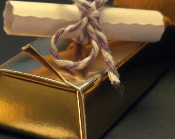 Gouden geschenkdoos: elegante rol en uitnodigingsherinnering