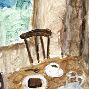 以下が含まれることがあります： 木製のテーブルを描いたアクリル画。白い皿に乗った暗い四角い食べ物、ソーサーに乗った白いコーヒーカップ、透明なガラスのピッチャー、黒い文字が書かれた白いナプキンが置かれ、椅子の前には青い空が見える窓が描かれています。