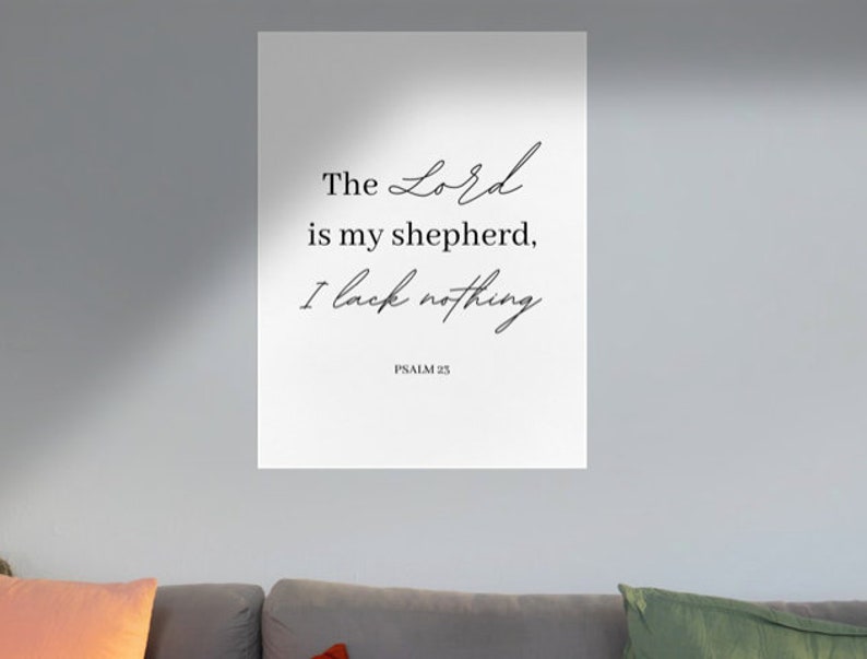 Puede incluir: Una impresi&oacute;n de arte de pared imprimible blanca con texto negro que dice "El Se&ntilde;or es mi pastor, nada me faltar&aacute;. Salmo 23."