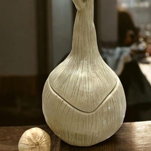 Garlic Keeper Large, Ceramic Garlic Holder, Handmade Garlic Jar