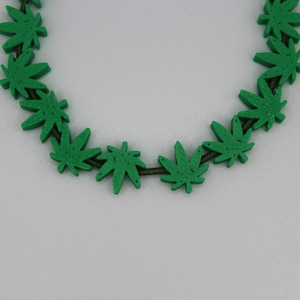 Opakowanie 50 Mini Weed Leaf PLA Beads - Cannabis Charms do biżuterii i rękodzieła - Kandi Supplies