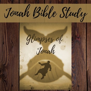 Könnte beinhalten: Ein brauner Holzgrund mit einer beigefarbenen Papierüberlagerung. Das Papier zeigt eine Silhouette von Jona, der von einem Wal verschluckt wird. Der Text "Glimpses of Jonah" ist in schwarzer Kursivschrift auf dem Papier geschrieben.