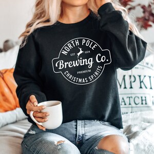 Maglione Polo Nord, Felpa invernale, Maglietta natalizia carina, Brewing Co, Squadra di Natale, Il periodo più meraviglioso, Magliette con spirito natalizio immagine 5