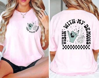 Camiseta "Vibrando con mis demonios", camiseta divertida de calavera, camiseta de mano de esqueleto, camiseta divertida de Halloween, sudadera de esqueleto sarcástico, refranes divertidos