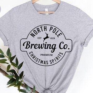 Maglione Polo Nord, Felpa invernale, Maglietta natalizia carina, Brewing Co, Squadra di Natale, Il periodo più meraviglioso, Magliette con spirito natalizio immagine 4