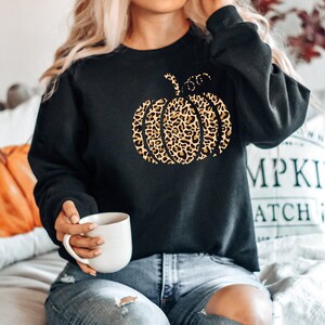 Kürbis-Shirt mit Gepardenmuster, Kürbis-Shirt mit Leopardenmuster, Kürbis-Shirt, Thanksgiving-Hoodie, Halloween-Shirt, Herbst-Shirt, Herbst-Sweatshirt, süßes Kürbis-Shirt Bild 3