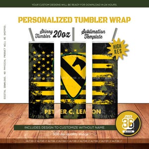 Puede incluir: Un diseño de envoltura de vaso personalizado de 591 ml con temática militar. El diseño incluye una combinación de colores amarillo y negro con estrellas, rayas y un emblema de cabeza de caballo. El texto "PETER C. LEMON" es visible. La imagen también incluye el texto "PERSONALIZED TUMBLER WRAP".