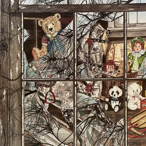 Könnte beinhalten: Aquarellmalerei mit antiken Spielzeugen, die durch ein Fenster betrachtet werden. Ein Teddybär, ein Schaukelpferd und weitere Stofftiere sind zu sehen. Der Fensterrahmen ist verwittert und das Glas ist gesprungen, was ein nostalgisches, Vintage-Gefühl erzeugt.