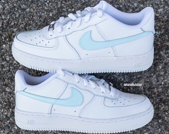 baskets customisées Air Force 1 swoosh bleu pastel custom unisexe