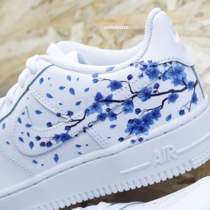 baskets personnalisées Air Force 1 Custom Sakura Cherry Blossom fleur de cerisier unisexe Bleu