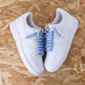 Sneaker Air Force 1 personalizzata con lacci in corda azzurra