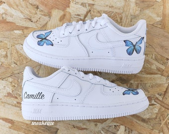 Baskets pour enfants et bébés personnalisées Air Force 1 customs prénom et papillons bleu unisexe