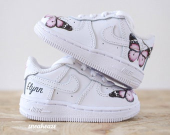 Sneakers für Kinder und Babys personalisiert Air Force 1 Zoll Vorname und rosa Schmetterlinge Unisex Kleinkind