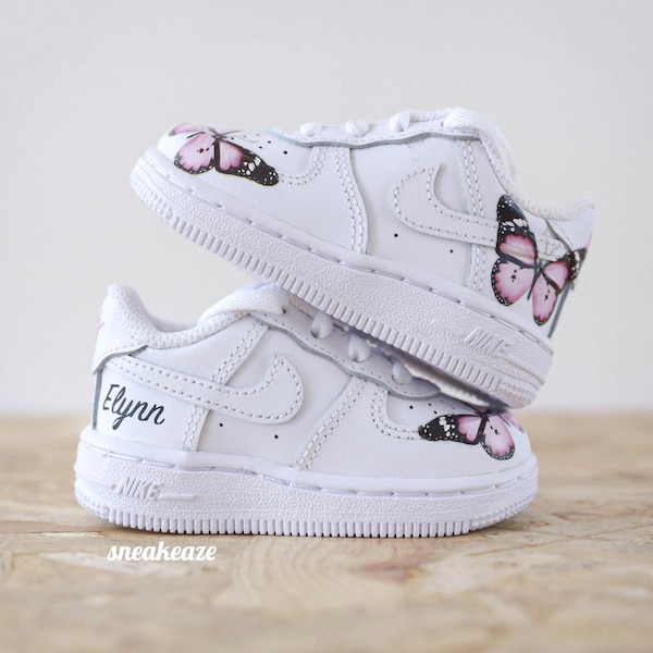 Sneakers für Kinder und Babys personalisiert Air Force 1 Zoll Vorname und rosa Schmetterlinge Unisex Kleinkind