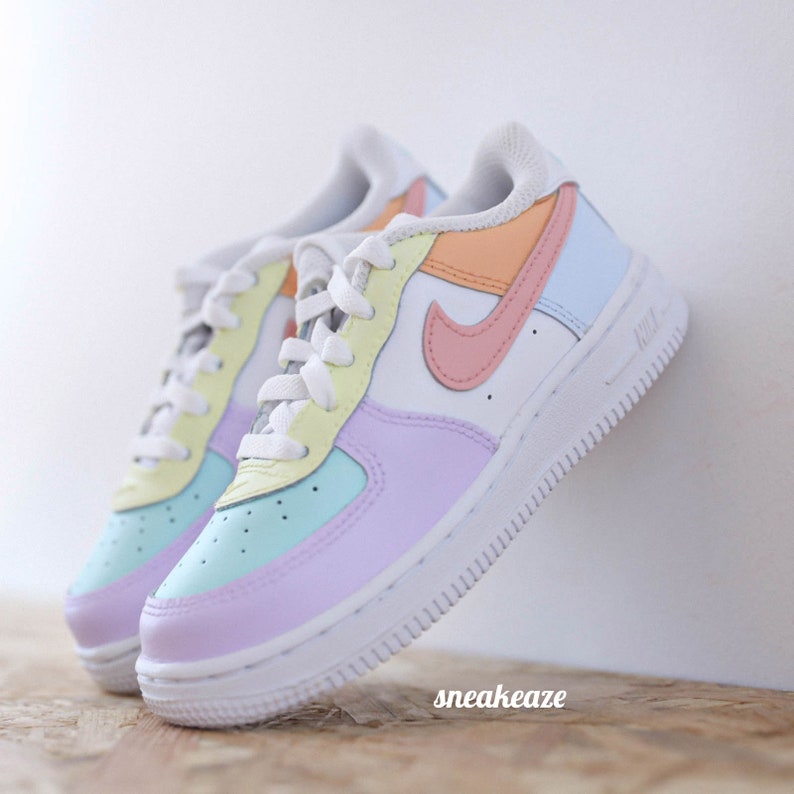 Maßgeschneiderte Air Force 1-Sneaker für Kinder und Babys in weißen Pastelltönen für Kleinkinder Bild 2