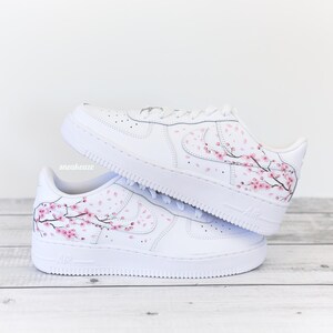 baskets personnalisées Air Force 1 Custom Sakura Cherry Blossom fleur de cerisier couleur rose unisexe image 1