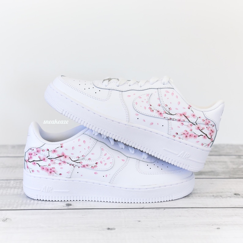 baskets personnalisées Air Force 1 Custom Sakura Cherry Blossom fleur de cerisier couleur rose unisexe image 1