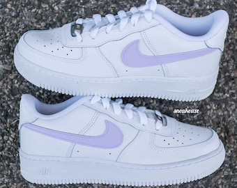 baskets personnalisées à la main Air Force 1 customs color swoosh Lila pastel unisexe