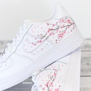 baskets personnalisées Air Force 1 Custom Sakura Cherry Blossom fleur de cerisier couleur rose unisexe image 2