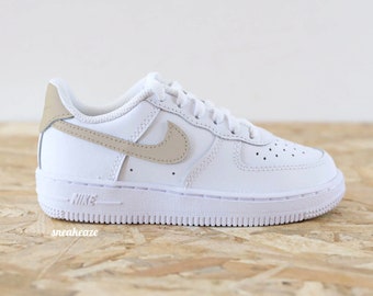 Maßgeschneiderte Air Force 1-Sneaker in Pastellbeige mit Farbswoosh für Babys und Kinder