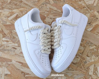 Sneaker beige Air Force 1 personalizzata con lacci in corda