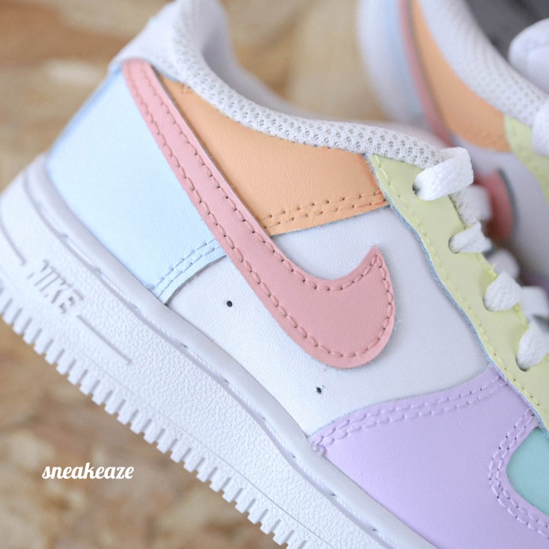 Maßgeschneiderte Air Force 1-Sneaker für Kinder und Babys in weißen Pastelltönen für Kleinkinder Bild 4