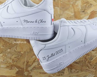 Maßgeschneiderte Air Force 1 Hochzeits-Sneakers – Personalisierung mit Vornamen und Datum – rotes Herz – Unisex, handbemalt