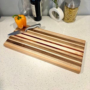 Edge Grain Schneidebrett | Atemberaubende Kantenmaserung mit exotischem Holzakzent | Perfekt für Hobbyköche und Küchendekoration | Einzigartiges Einweihungsgeschenk