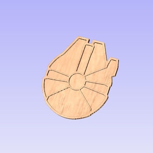 Puede incluir: Un recorte de madera de la nave espacial Millennium Falcon de Star Wars. El recorte es de color marrón y tiene un diseño detallado.