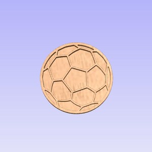 Puede incluir: Un posavasos de madera con forma de balón de fútbol. El posavasos es marrón y tiene una veta de madera natural.