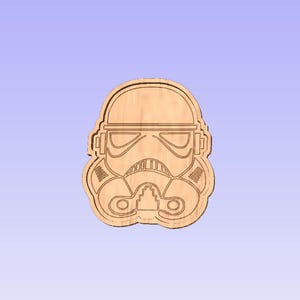 Puede incluir: Talla de madera de un casco de Stormtrooper, con líneas y formas detalladas. El casco es de color marrón claro, con un acabado liso. El diseño es un símbolo reconocible de la franquicia Star Wars.