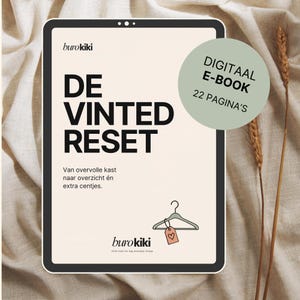 Op de afbeelding: Een digitaal tabletscherm met de titel DE VINTED RESET van burokiki, met de ondertitel Van overvolle kast naar overzicht én extra centjes. Een groene cirkelvormige badge vermeldt DIGITAAL E-BOOK 22 PAGINA'S. Een kledinghanger-icoon met een hartvormig label is zichtbaar.