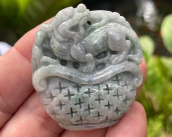 認定された手彫りの天然グリーンビルマ翡翠龍 Pi Xiu ペンダント