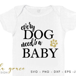 Op de afbeelding: Witte babybody met de tekst "every DOG needs a BABY" in zwart script. Een gouden glitter pootafdruk staat rechts van de tekst. De woorden "isla grace design" staan in gouden script onderaan.