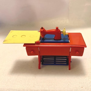 Vintage dolls house treadle sewing machine with moving needle No.8001 Made in Great Britain