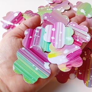 Fleurs en papier pour scrapbooking.  Lot de 35. Fleurs fabriquées à la main et peintes à la main pour l'artisanat, les décorations, la fabrication de cartes, etc.