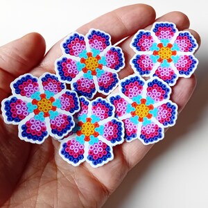 Aufkleber. 5 Stück. Hergestellt aus einem echten Foto einer Perlenblume. Kartenherstellung, Scrapbooking, Bastelarbeiten für Kinder usw.
