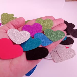 Des coeurs en papier scintillants.  Lot de 72. Coeurs scintillants pour le scrapbooking, le découpage, le bricolage, la décoration, la fabrication de cartes, etc.