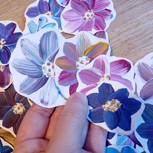 Fleurs en papier pour scrapbooking. Lot de 33. Fleurs en papier peintes à la main pour le scrapbooking, la décoration, la fabrication de cartes, l'emballage de cadeaux, etc.